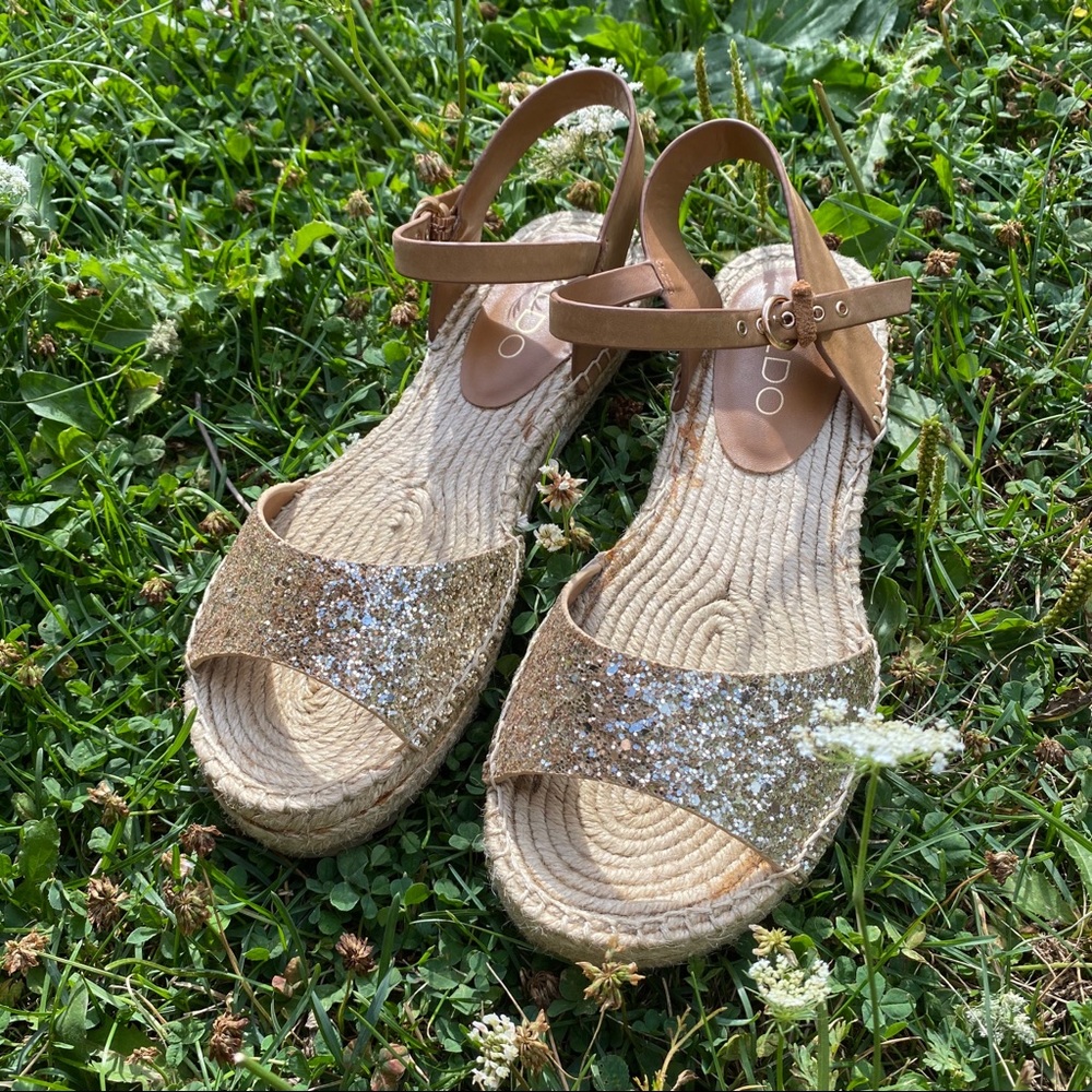 🎉Gold Glittery Espadrille Sandals 🎉 - Picture 13 of 15